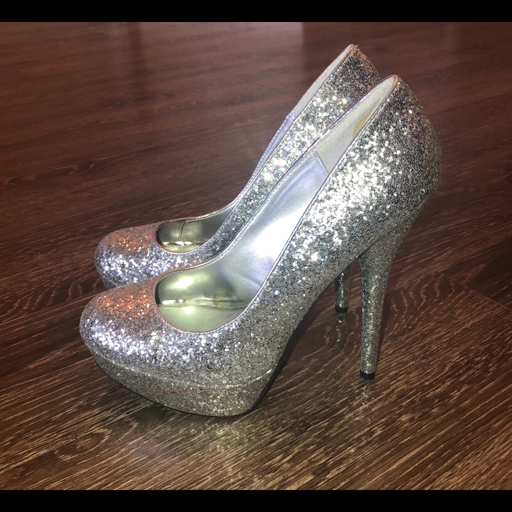 🔥SALE🔥SILVER GLITTER HEELS
